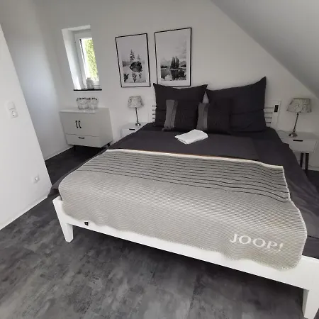 Апартаменты Skyline Klimatisierte Dachgeschoss-wohnung In Mit Blick Ins Rheintal